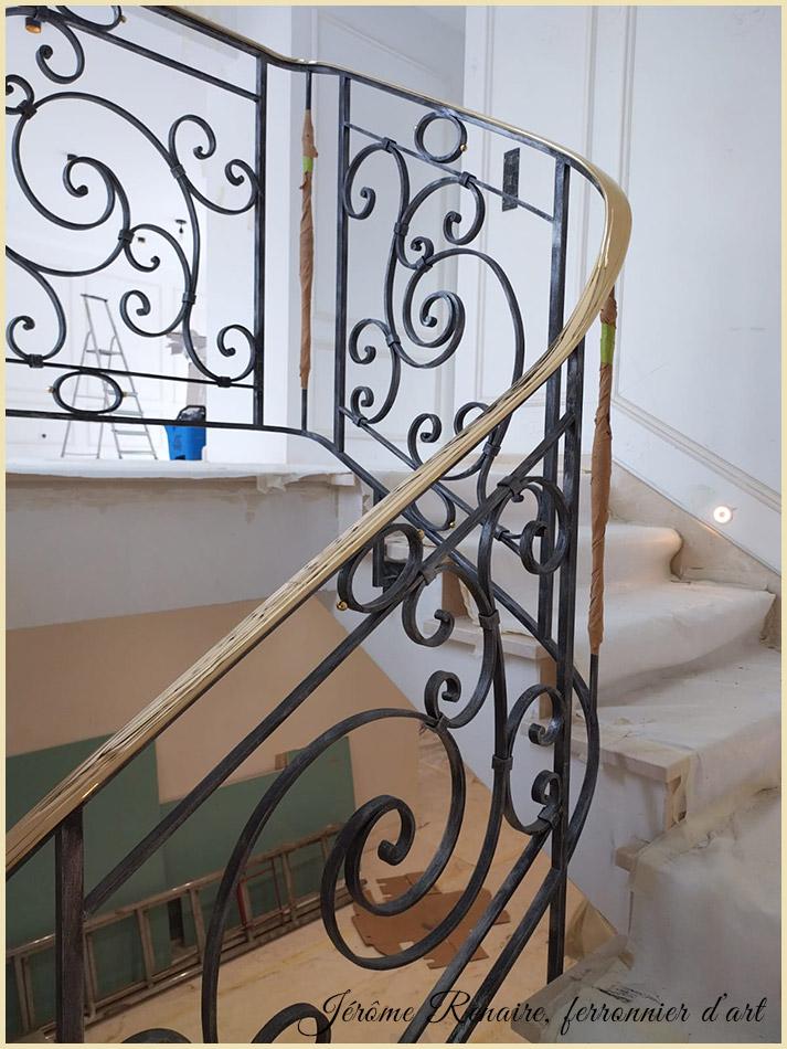 Rampe d'escalier en fer forgée débillardée